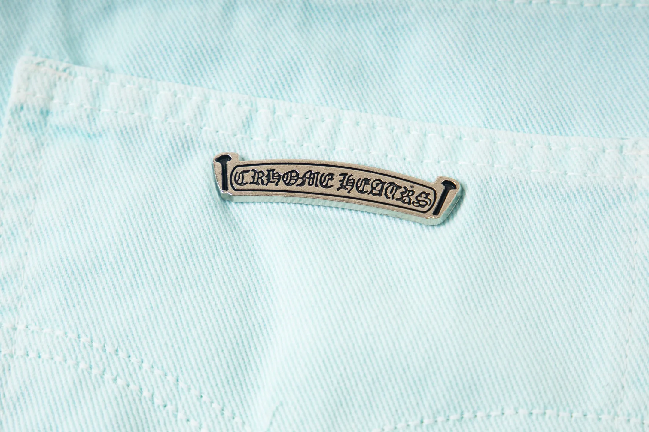 P240 (high version, running quantity) Chrome Hearts light blue blue pants, pink and blue patchwork leather couple's best friend jeans. CH jeans need to be washed and then disassembled and hand-ordered with sheepskin cross leather and then spliced ​​to complete. The whole piece has too many craftsmanship to describe. The patches are decorated with cross flowers, and the high-waisted washed jeans! ! Absolutely high-end luxury products, god-level single products and super popular products, made with top heavy industry, a must-see magic weapon. Customized hardware. The fabric is thick and soft after washing. It has good breathability. Customized small leather label. Unique design. The details are simple and elegant, and the workmanship is exquisite. The entire trousers are neatly routed and the details are in place! It’s so cool that both men and women can easily control the genderless trend! Style number: 1817# Color: Picture color Size: 28 30 32 34 36